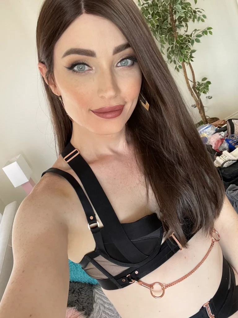 Natalie Mars (@nataliemars) OnlyFans model selfie wearing black lingerie