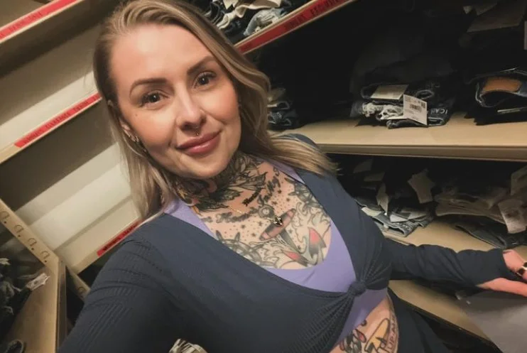 Sarah Montana (@sarahmontanavip) OnlyFans model selfie wearing blue top