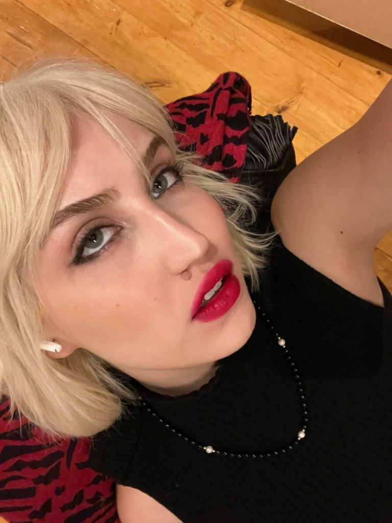 Jade Baker (@jadebaker) OnlyFans model selfie wearing black top