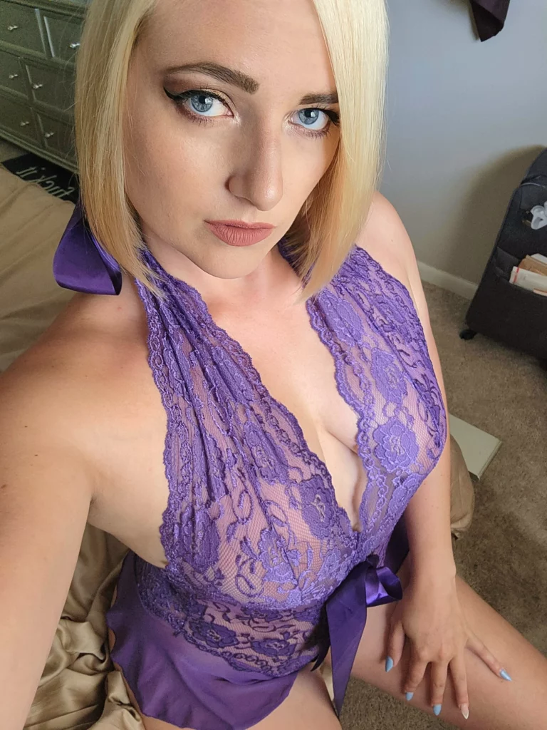Hannah Palmer (@kateengland21) OnlyFans model selfie wearing purple lingerie