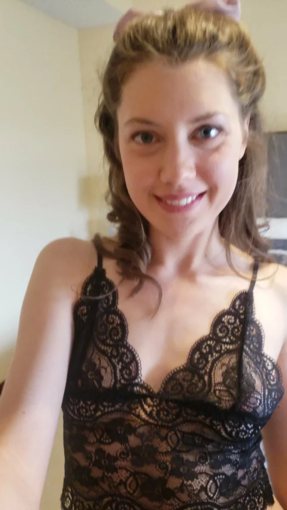 Elena Koshka (@elenakoshkaxoxo) OnlyFans model selfie wearing black top