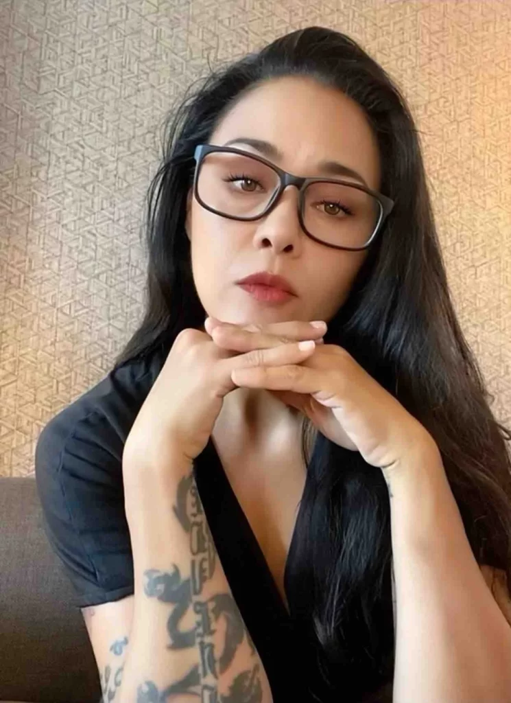 Dana Vespoli (@thedanavespoli) OnlyFans model picture wearing glasses and black top