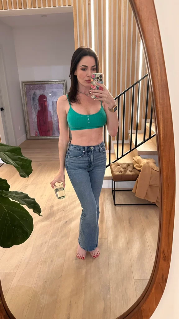 Dana Dearmond (@danadearmond) OnlyFans model picture standing wearing green top and denim jeans