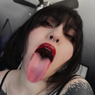 Filipina long tongue queen 💖