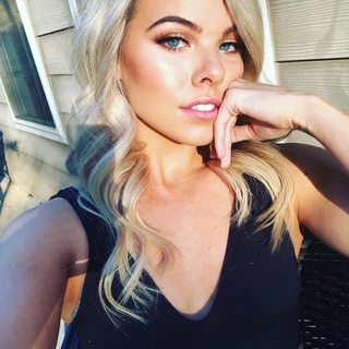 April OnlyFans | @missaprilxoxo review (Leaks, Videos, Nudes)