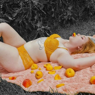 ✨️PeachyPinup✨️